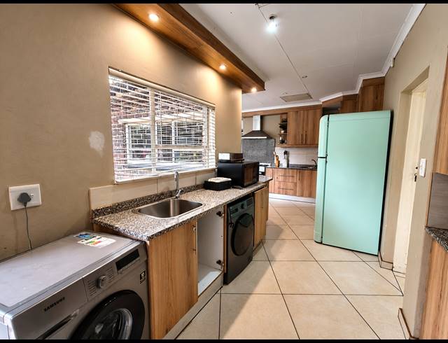 4 BEDROOM HOUSE TO LET IN THREE RIVERS EAST